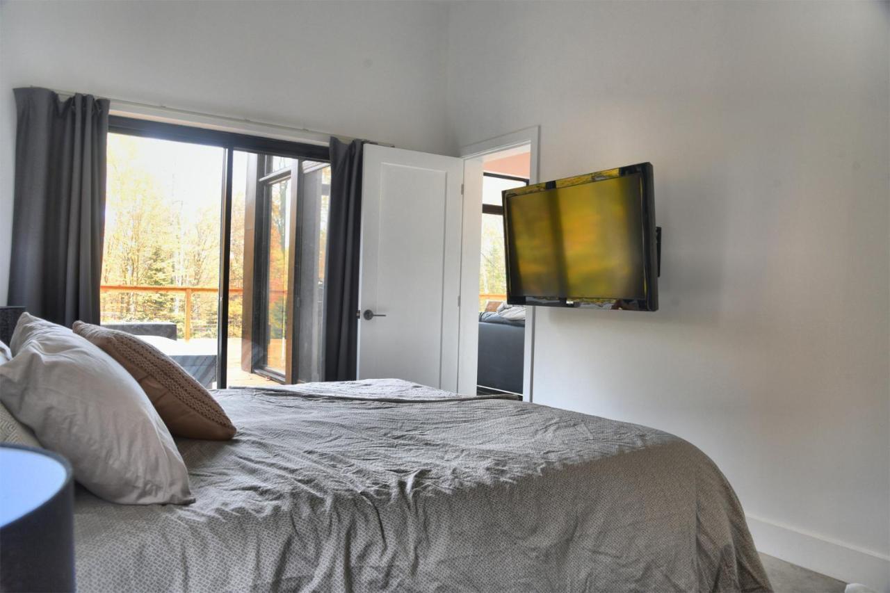 Kallm-Mont-Tremblant Chalet With Hot Tub, Pond & Beach On Private 7Acre Estate Lac Superieur Ngoại thất bức ảnh